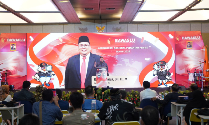 Ketua Bawaslu berfoto bersama dengan perwakilan pemantau pemilu dalam dalam kegiatan Konsolidasi Nasional (Konsolnas) Pemantau Pemilu Tahun 2024 di Jakarta. Kamis (28/12/2023) malam.