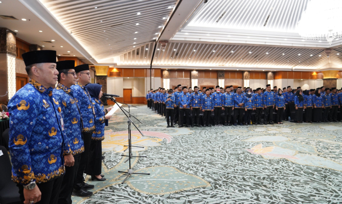 Prosesi pelantikan dan pengambilan sumpah bagi pejabat struktural sebanyak 76 orang, pejabat fungsional 11 orang, dan 580 tenaga PPPK Bawaslu di Jakarta, Jumat (29/12/2023).