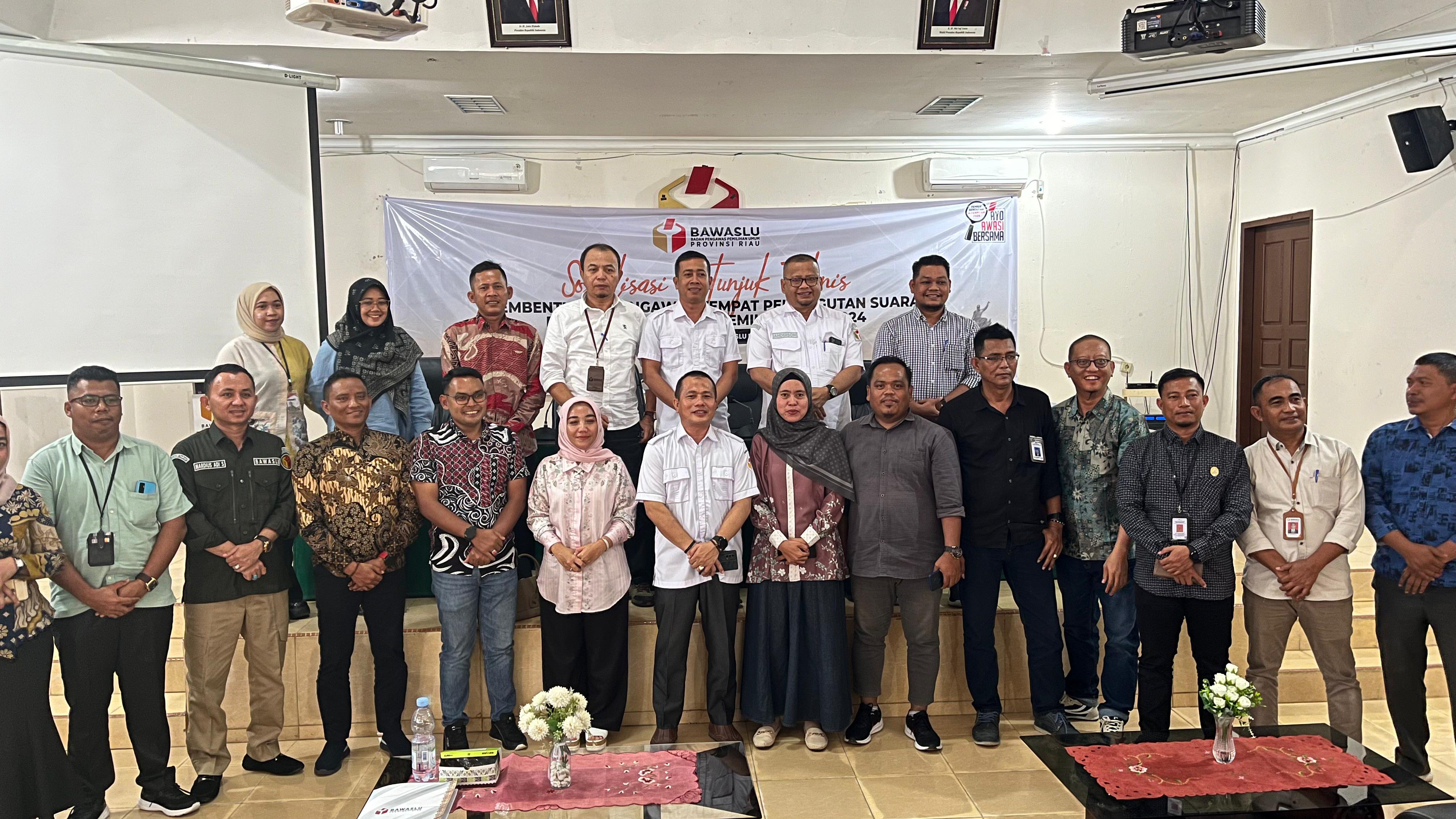 Foto Bersama Pimpinan Bawaslu Provinsi Riau bersama Anggota Bawaslu Kabupaten/Kota 