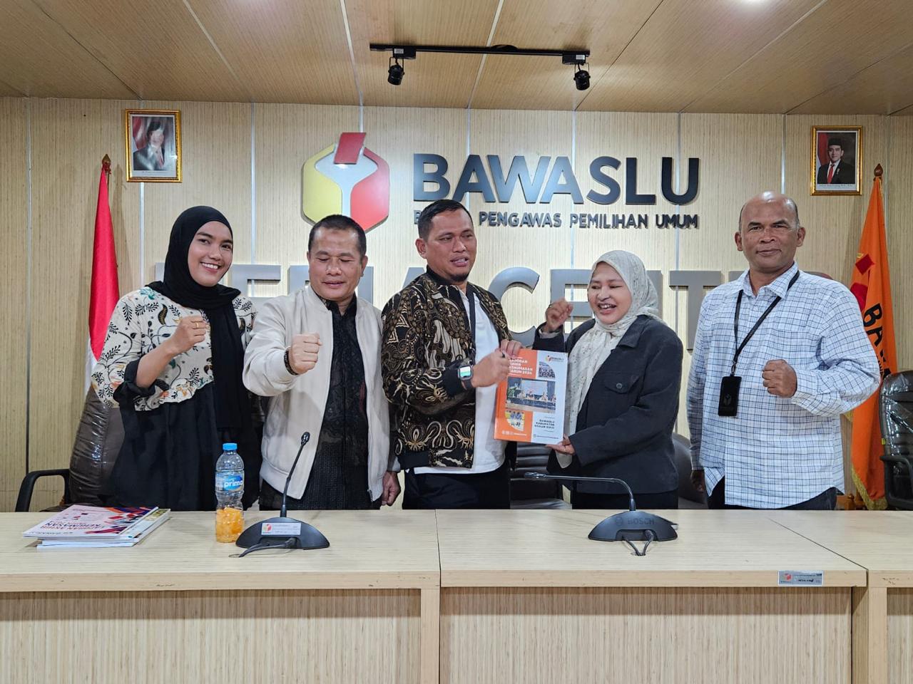 Penyerahan Laporan Akhir Kehumasan Tahun 2024 ke Bawaslu RI