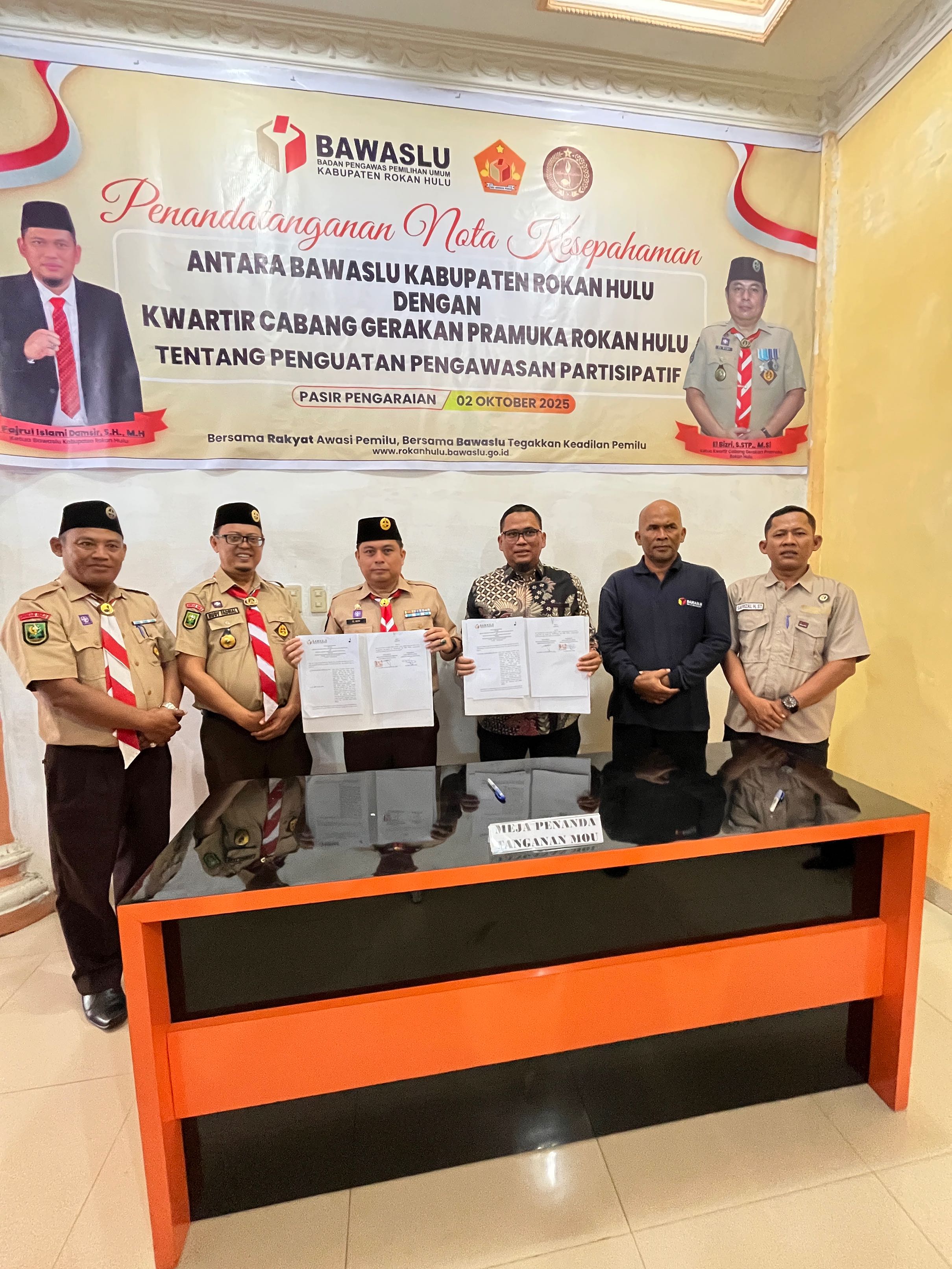 Penandatanganan Nota Kesepahaman antara Bawaslu Rohul dan Kwarcab Pramuka Rohul