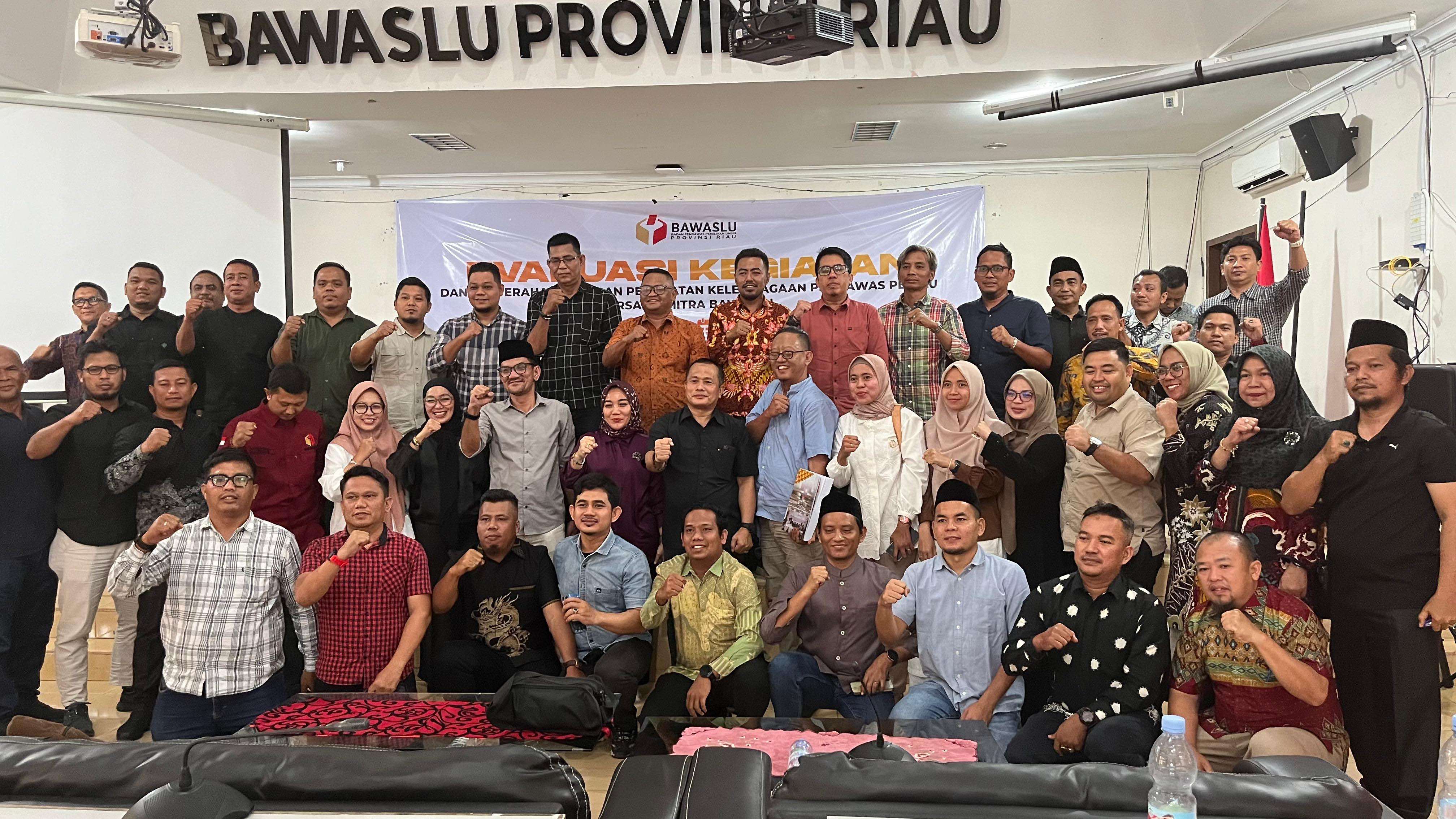 Evaluasi dan Penyerahan Laporan Penguatan Kelembagaan Pengawas Pemilu Bersama Mitra Bawaslu