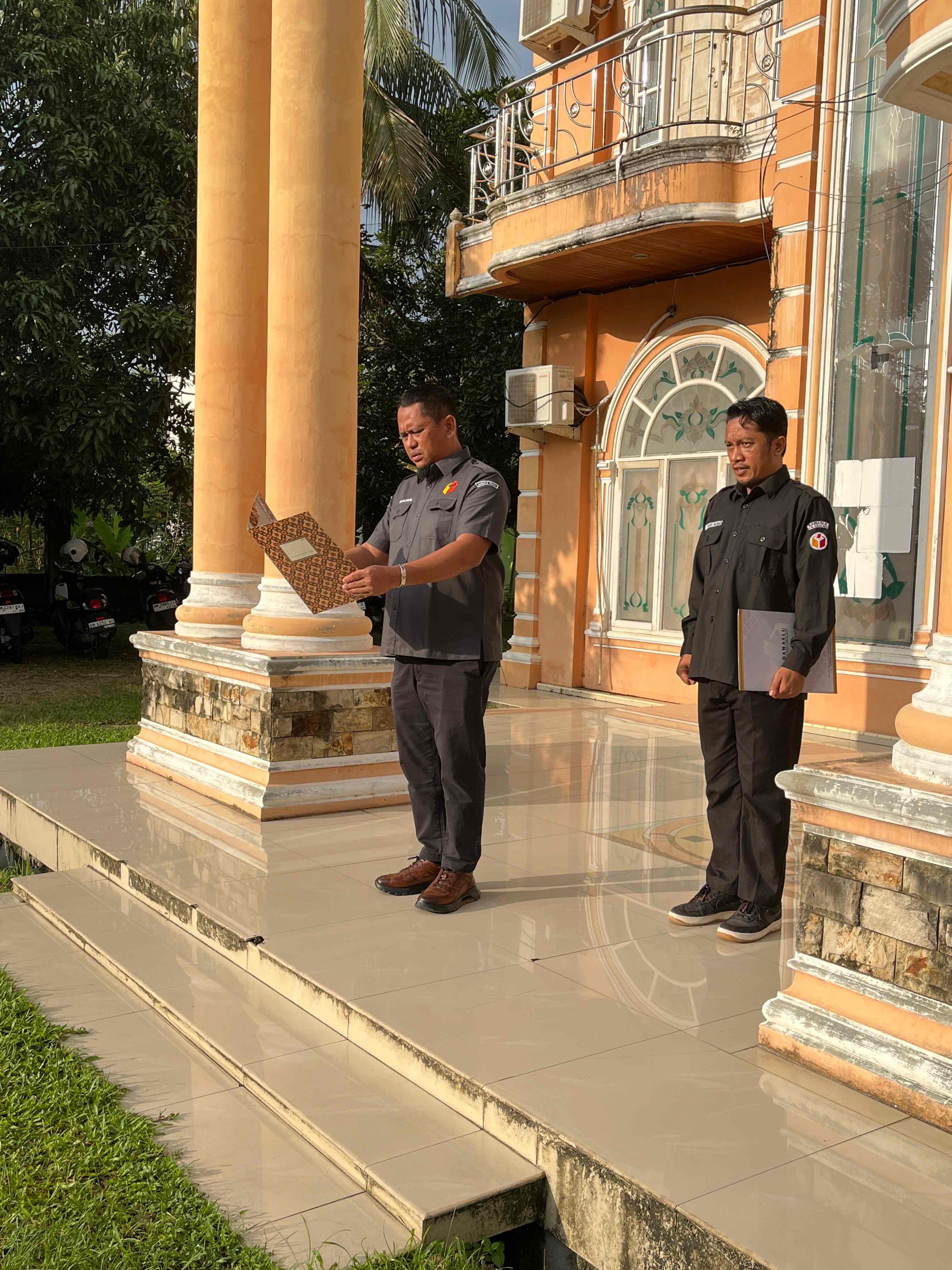 Apel dan Rapat Rutin Senin, (27/4/2026).