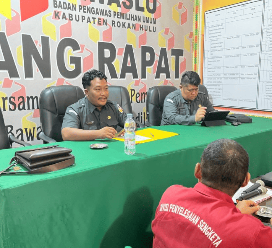 Rapat Perdana Plt Kasek Bawaslu Rohul
