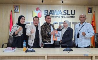 Penyerahan Laporan Akhir Kehumasan Tahun 2024 ke Bawaslu RI
