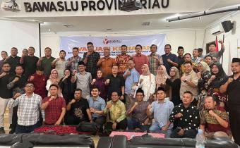 Evaluasi dan Penyerahan Laporan Penguatan Kelembagaan Pengawas Pemilu Bersama Mitra Bawaslu